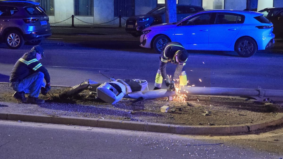Operarios trabajando sobre la farola dañada