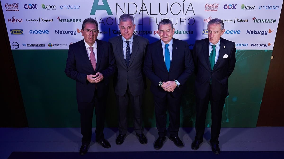 Sanz junto al alcalde de Sevilla José Luis Sanz | Salvador López Medina