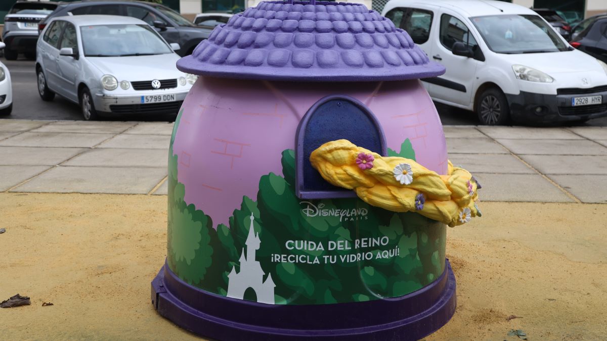 Contenedores de recogida de vidrio tematizados con personajes de Disney en Jerez | Cristo García
