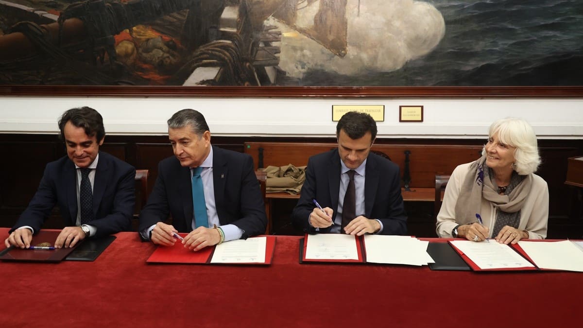 La firma del acuerdo ha tenido lugar en el Ayuntamiento de Cádiz | Cristo García