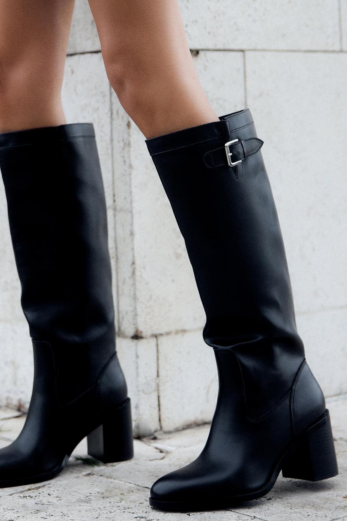 Bota de tacón con hebilla superior