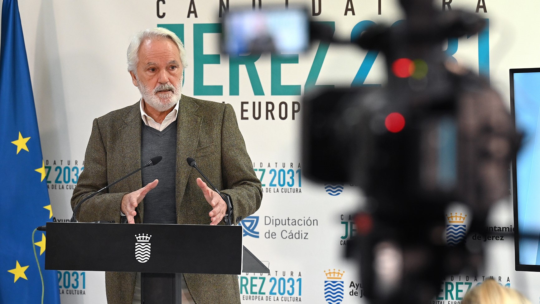 Agustín Muñoz atendiendo a los medios | Cristo García