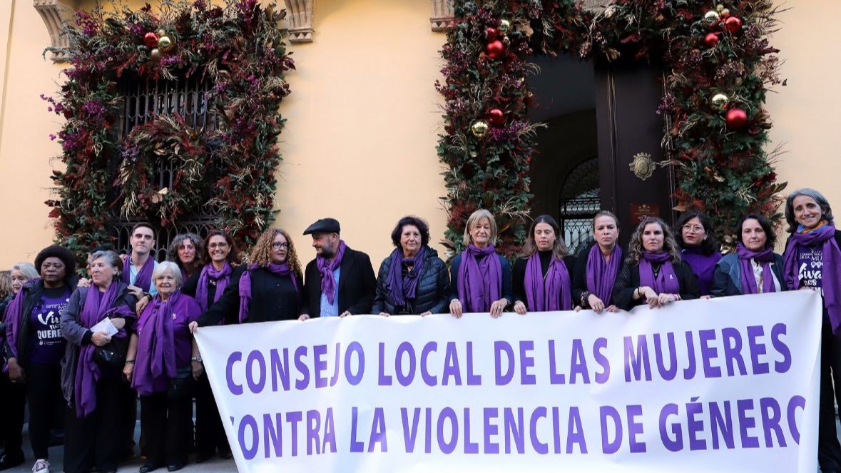 Manifestación por el 25-N frente a la fachada del Ayuntamiento