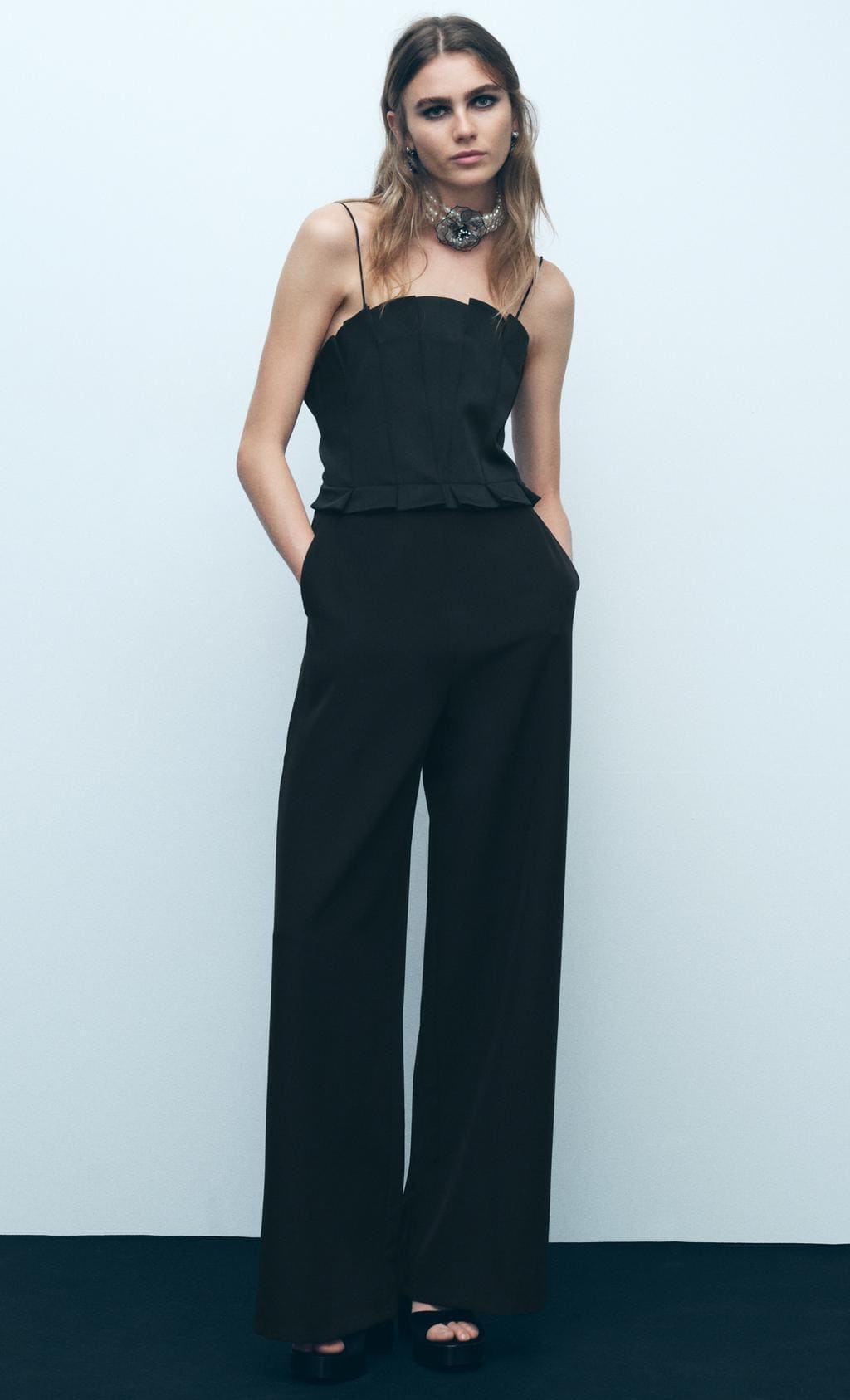 El mono crepe con pernera ancha en color negro de Zara