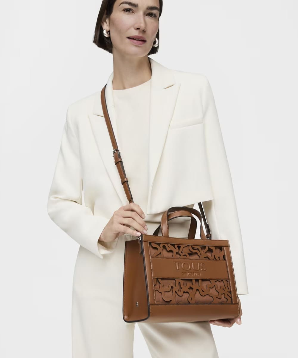 El bolso shopping mediano Amaya Kaos Shock en color marrón de Tous