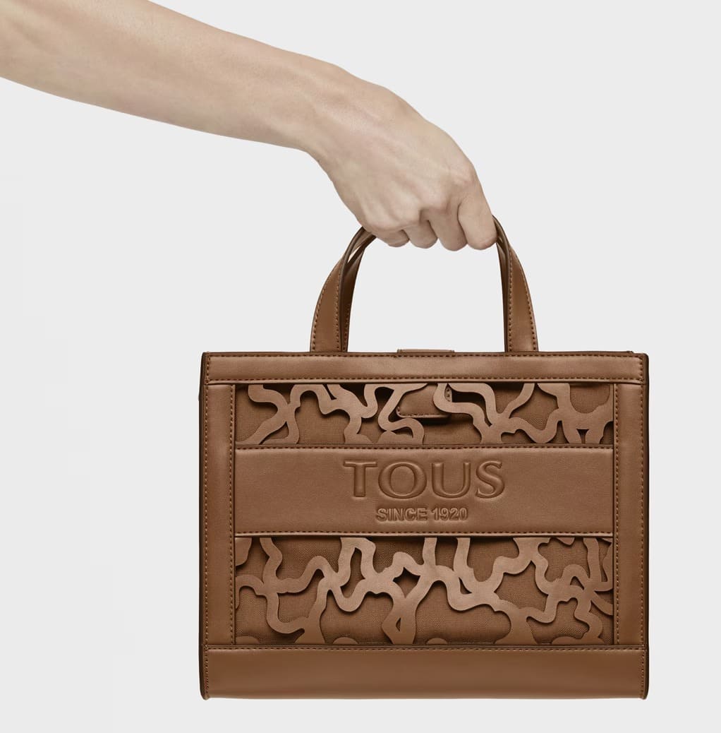 El bolso shopping mediano Amaya Kaos Shock en color marrón de Tous