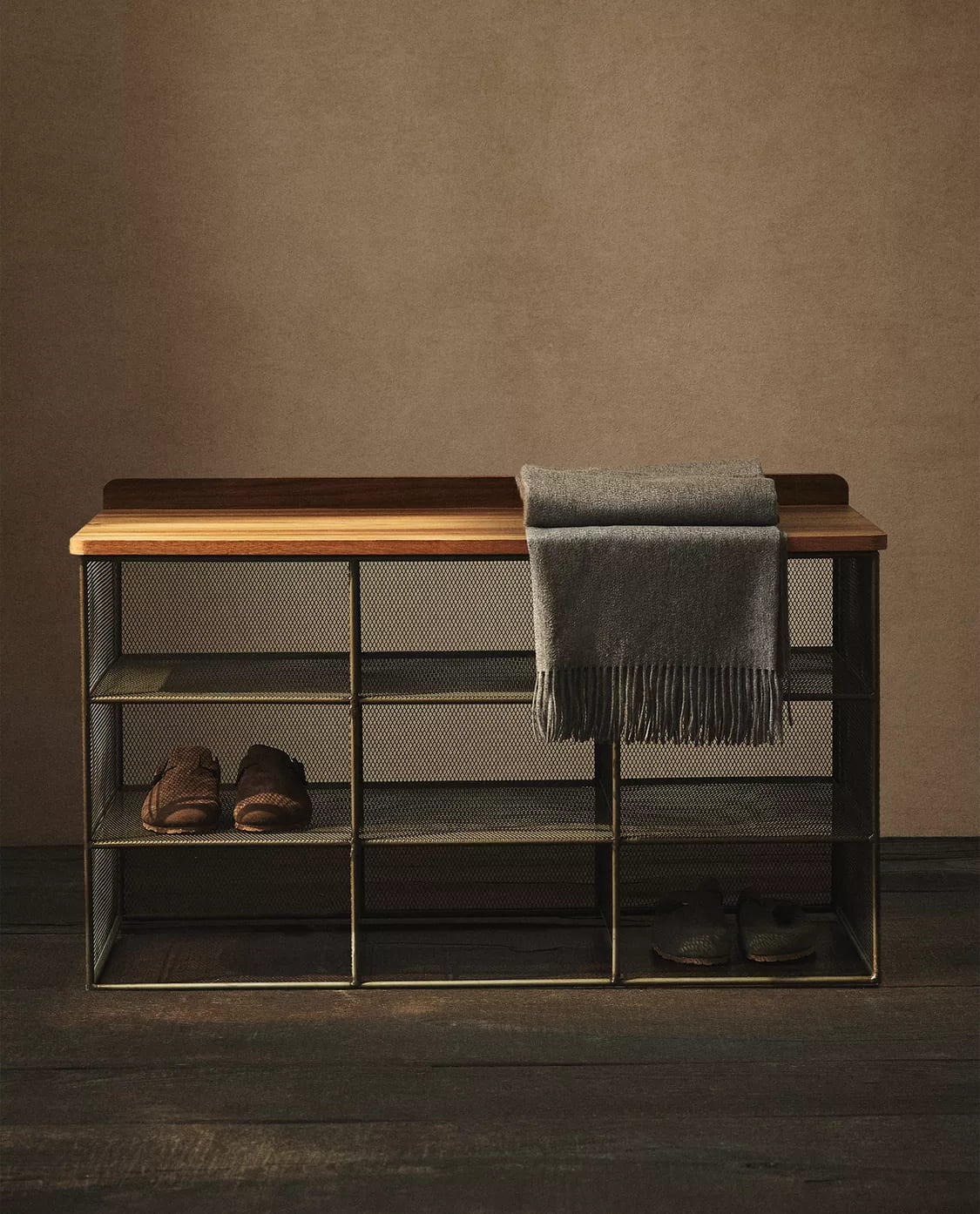 Banco de metal y madera