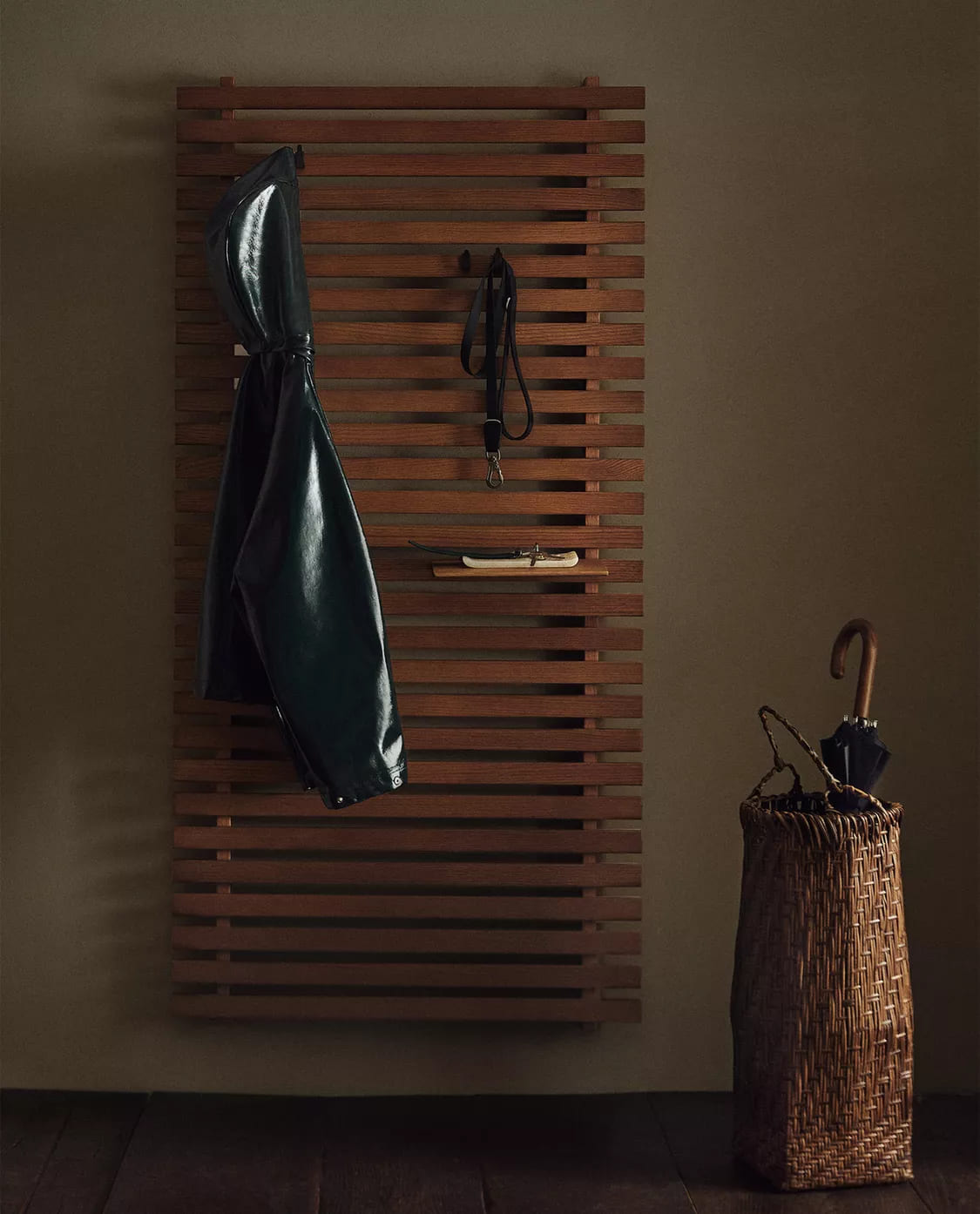 Mueble de entrada con estantería y colgadores