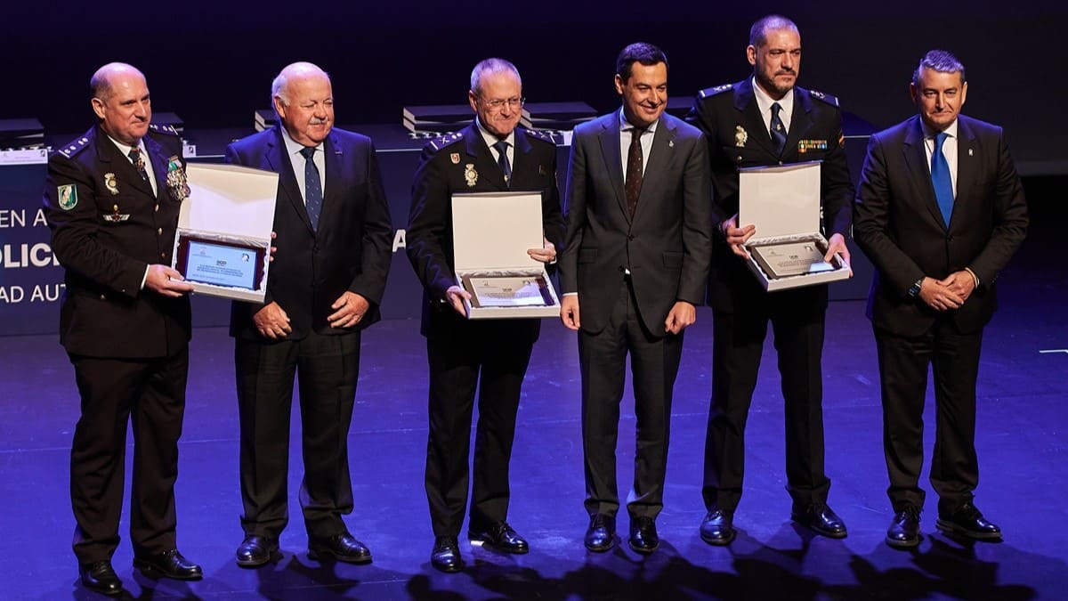 Moreno ha presidido la entrega de condecoraciones | Salvador López Medina