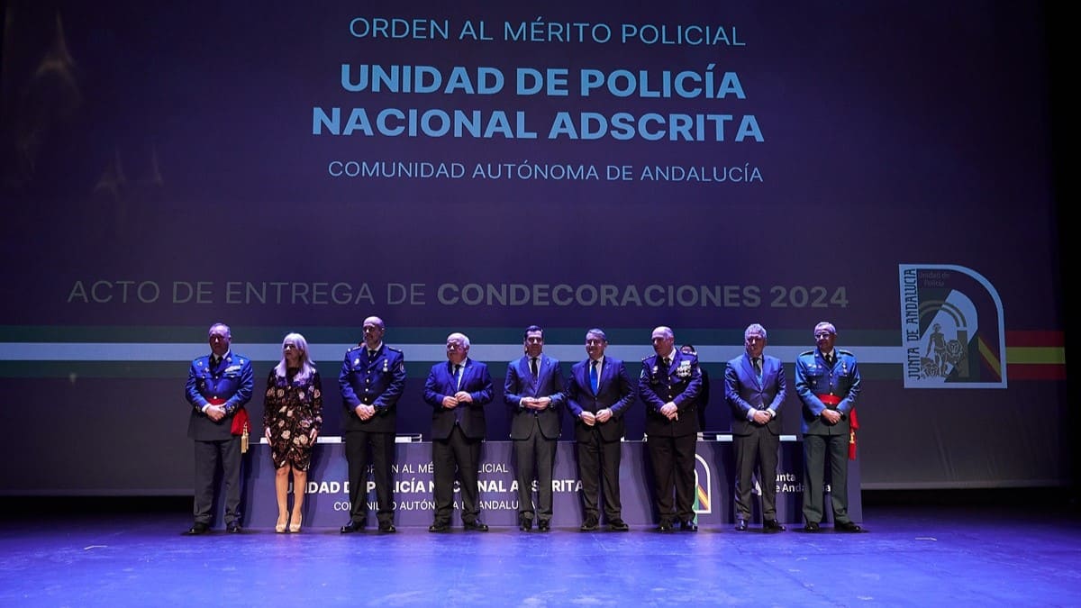 El presidente andaluz, junto a algunos de sus consejeros | Salvador López Medina
