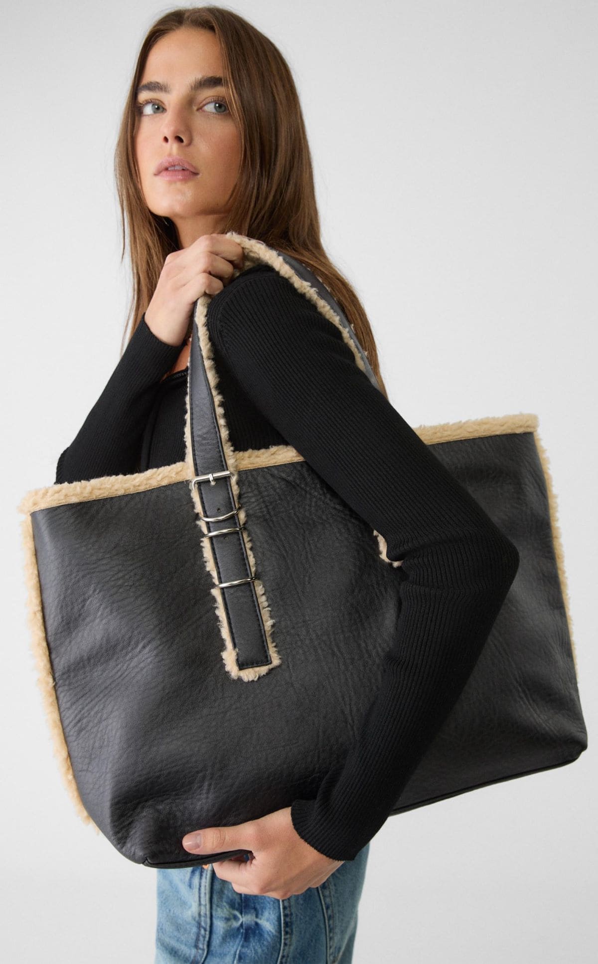 Bolso shopper combinado de efecto borreguillo de Stradivarius