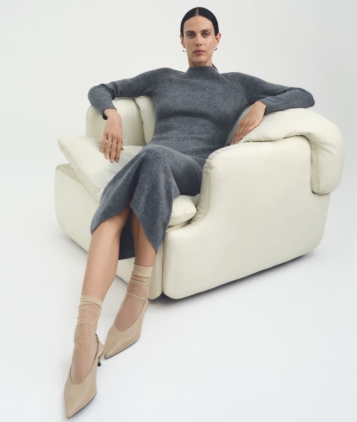 El vestido midi de punto en color gris de Mango