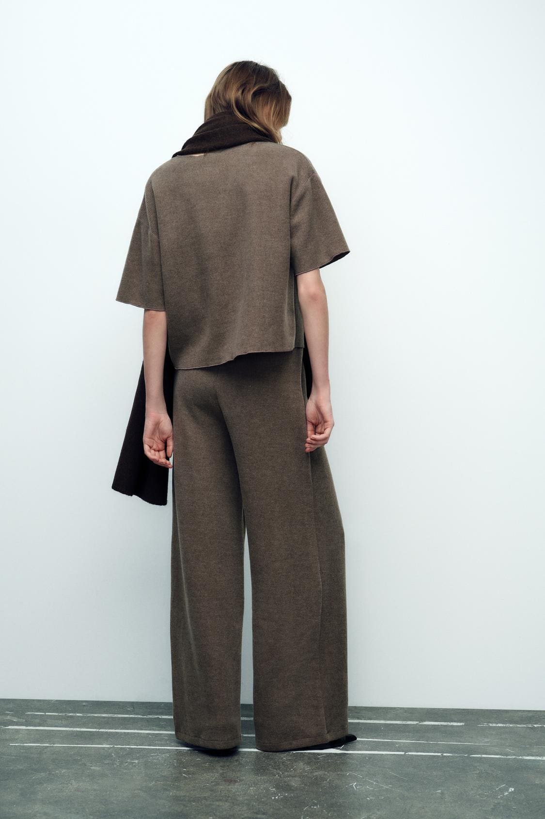 Los pantalones en canalé soft en color tostado de Zara