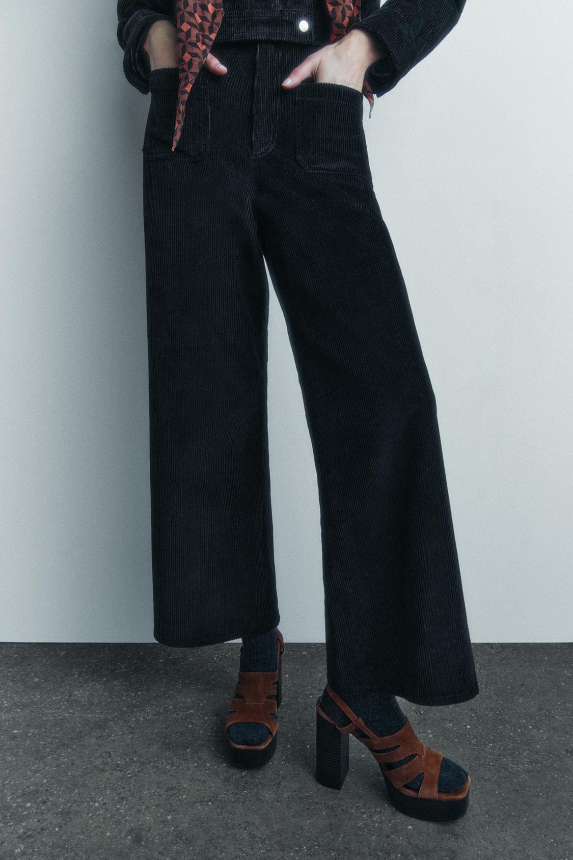 El pantalón de pana ZW Collection en color negro de Zara