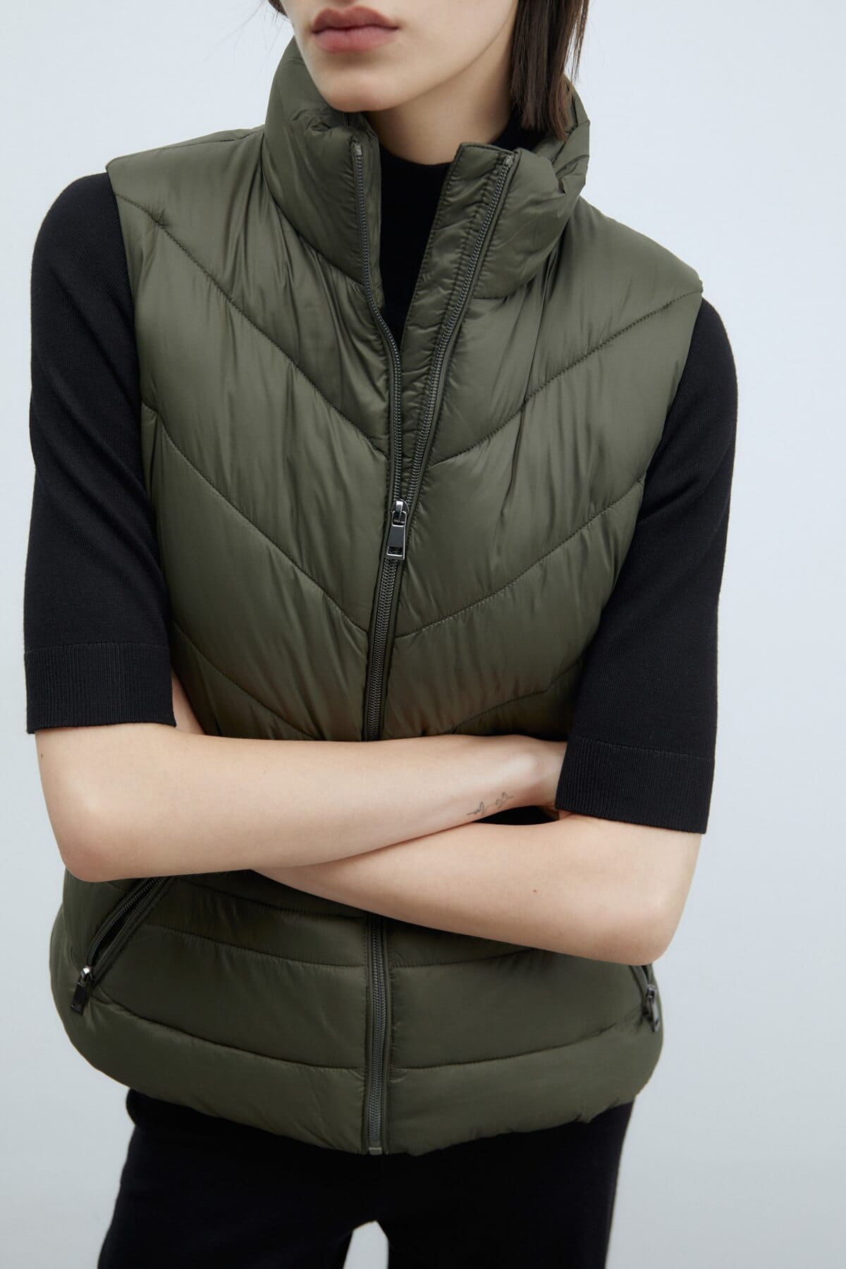 El chaleco corto liso en cuatro colores de Sfera