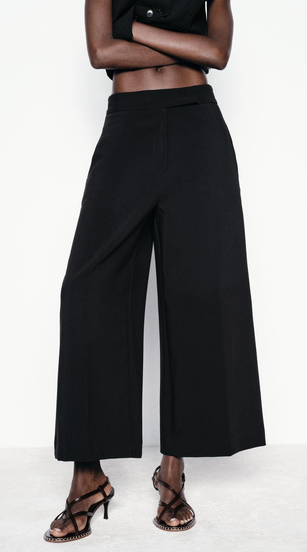 El pantalón culotte de tiro alto negro de Zara