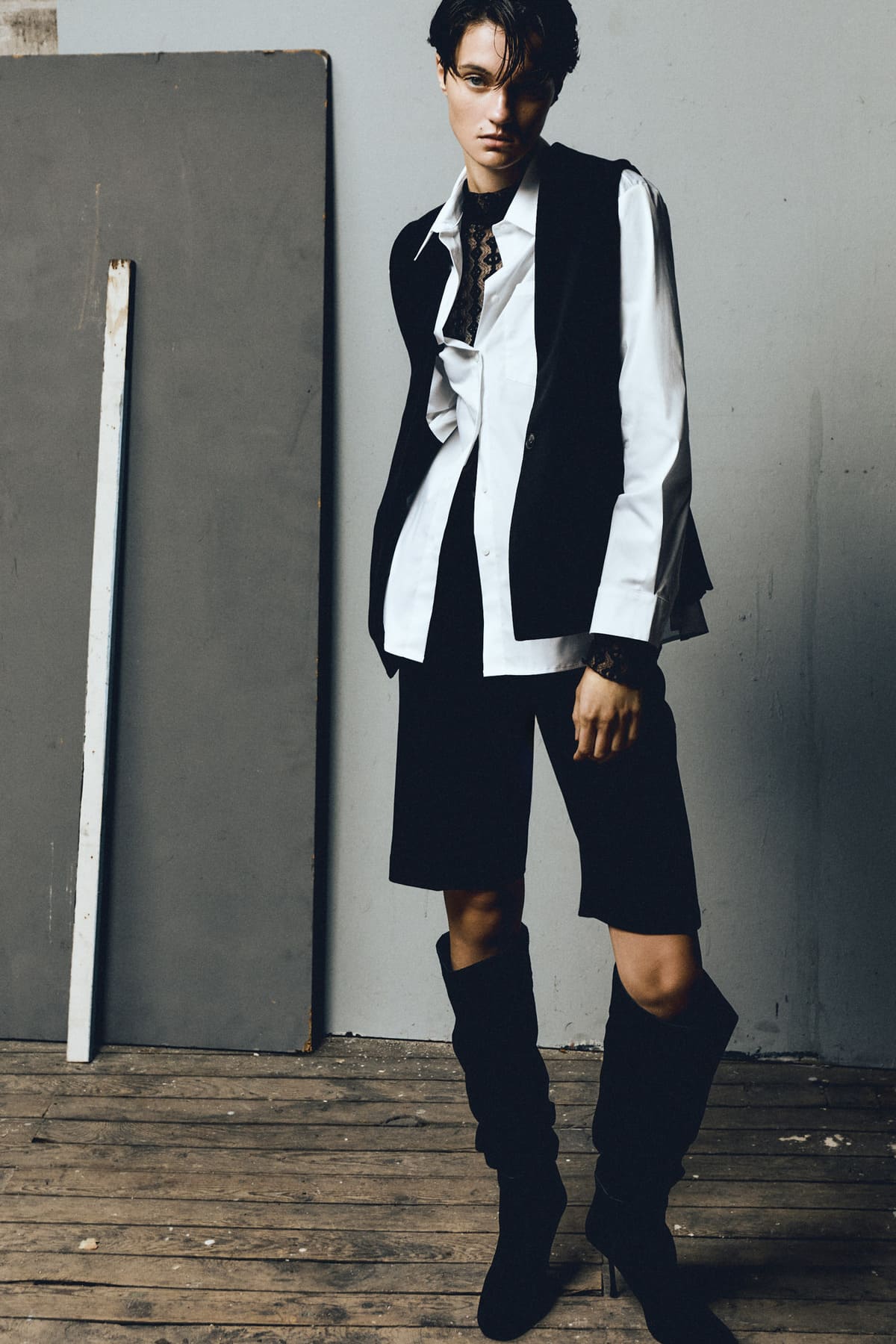 El chaleco básico negro con botones de Sfera