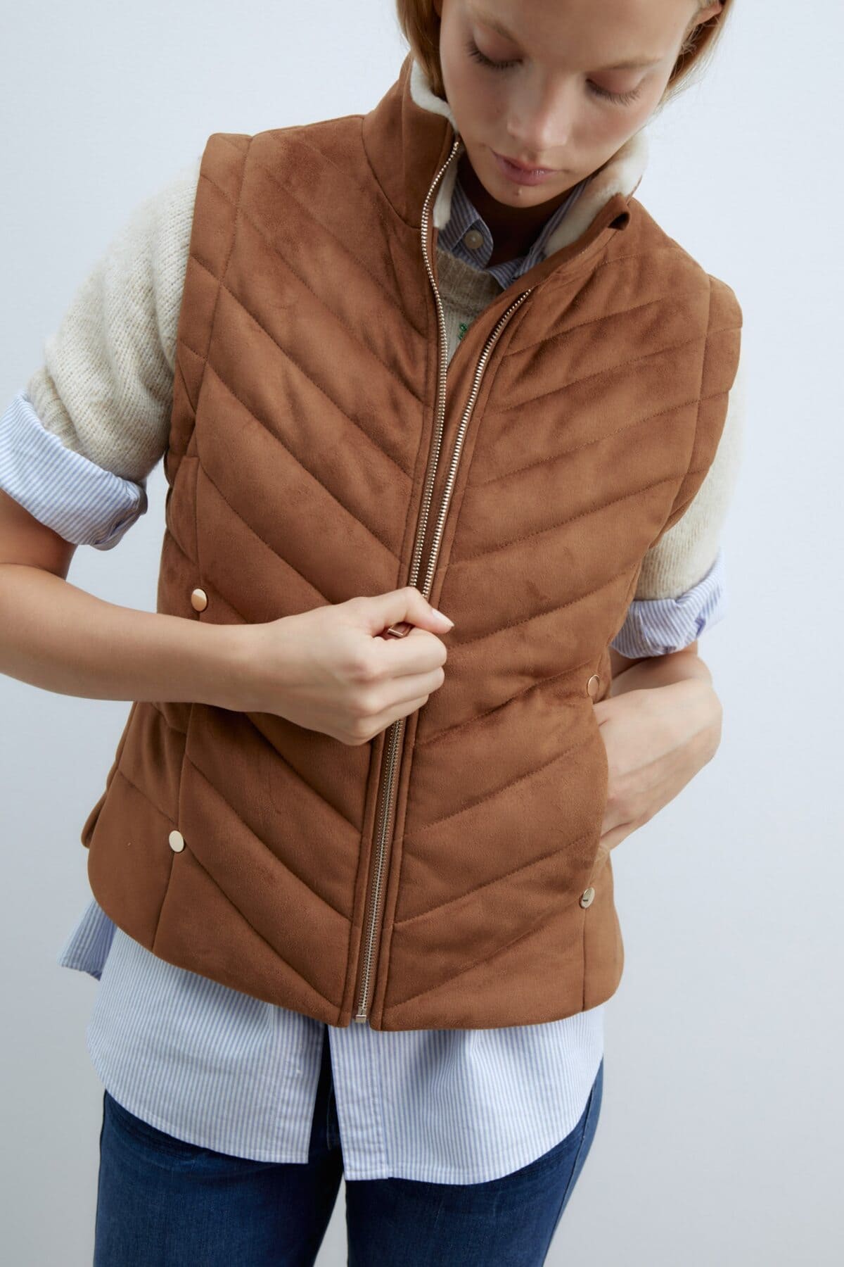 El chaleco acolchado en color marrón de Sfera