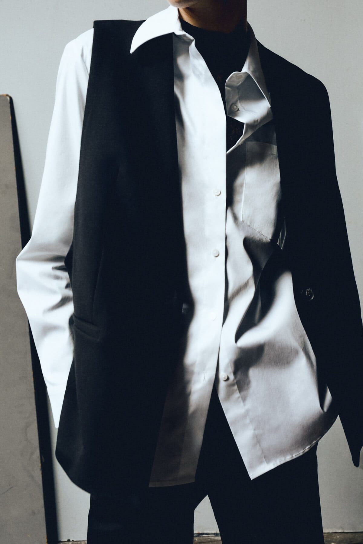 El chaleco básico negro con botones de Sfera