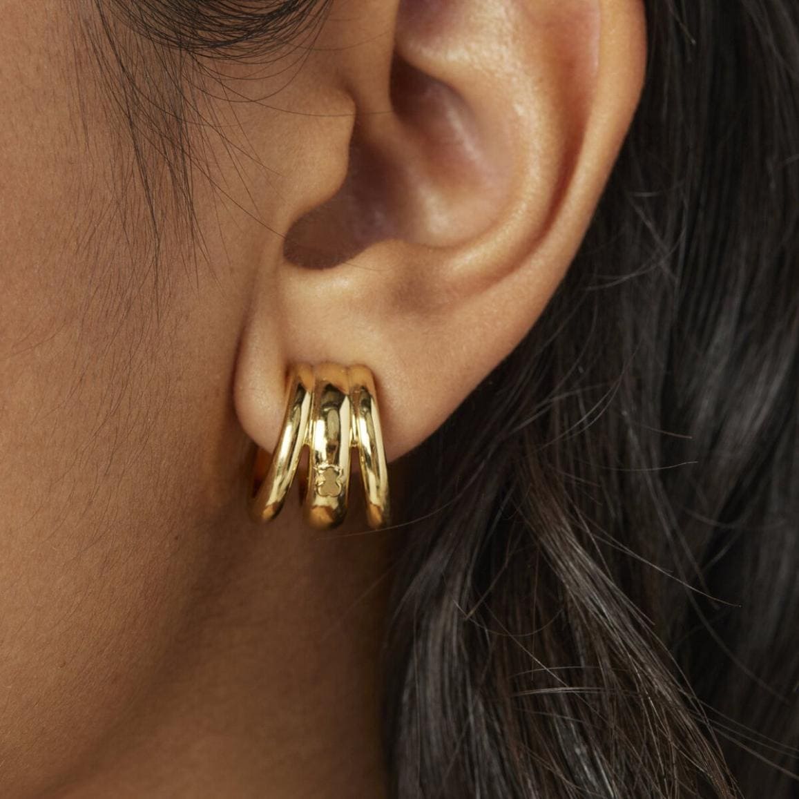 Los pendientes triples de aro con baño de oro de 18 kt sobre plata Tous Fellow