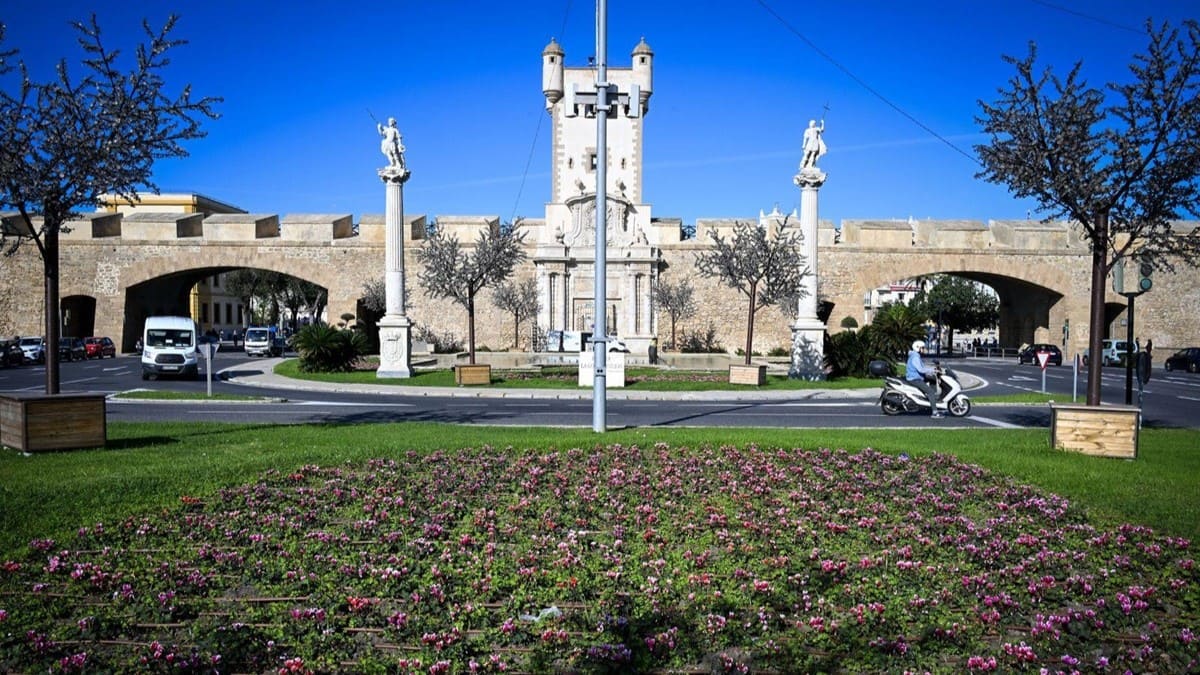 El jardín situado frente a las Puertas de Tierra de Cádiz