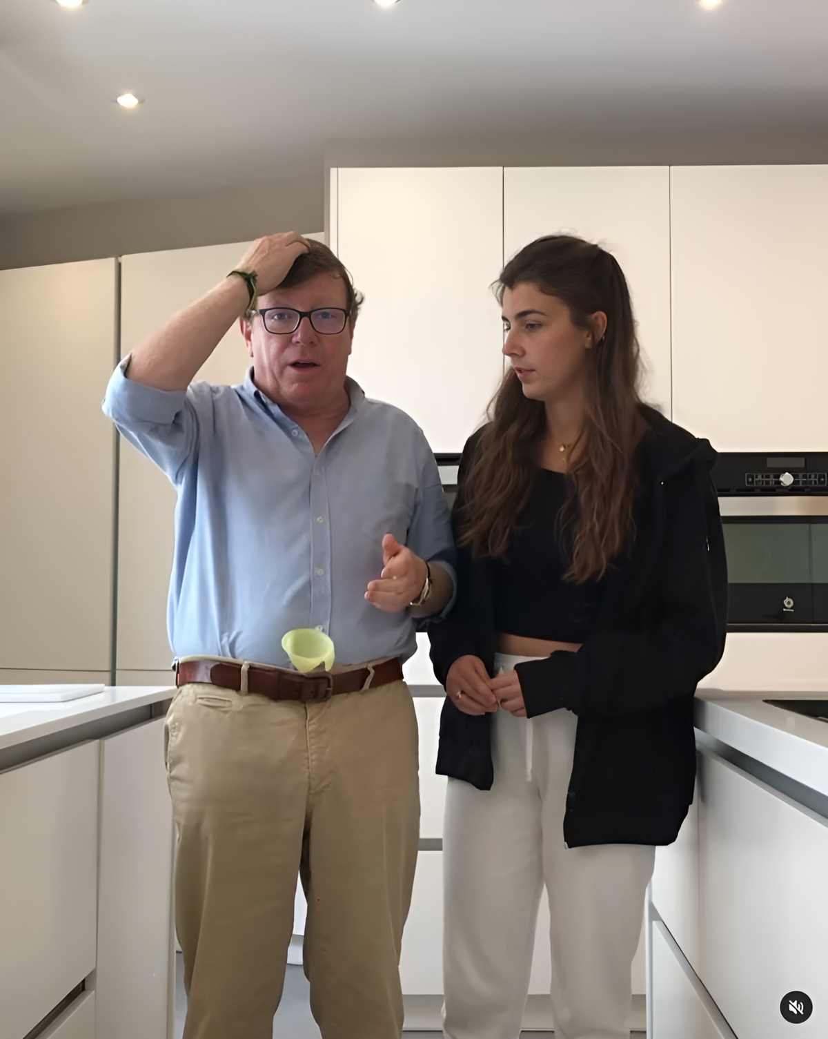 César Cadaval junto a su hija Patricia en la cocina de su casa | @cesarcadaval