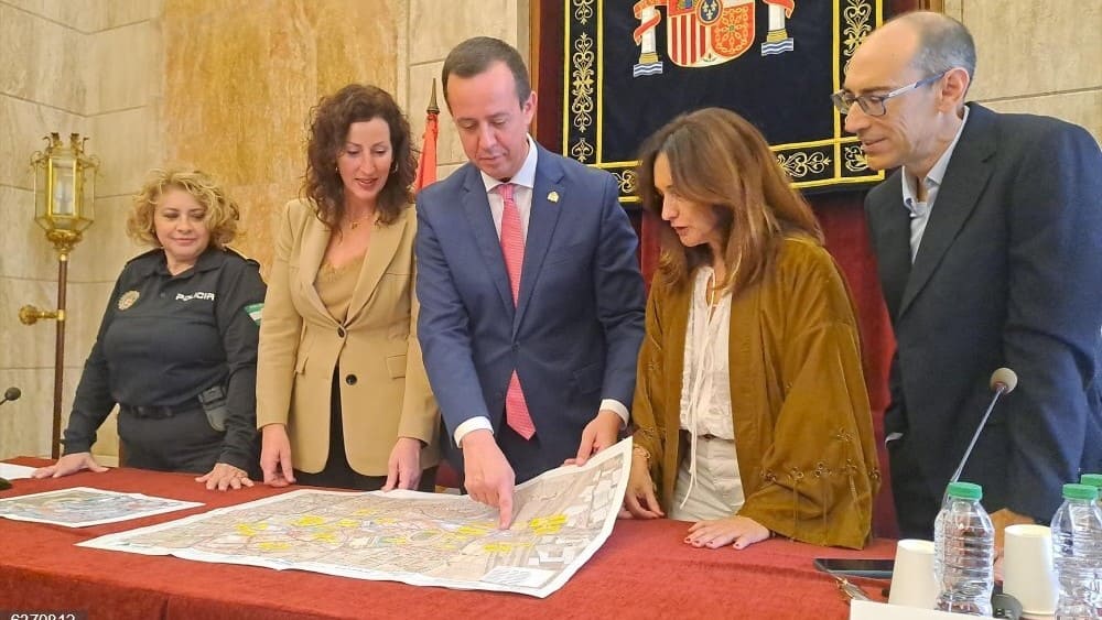 El subdelegado del Gobierno en Almería, José María Martín, muestra uno de los planos de las obras