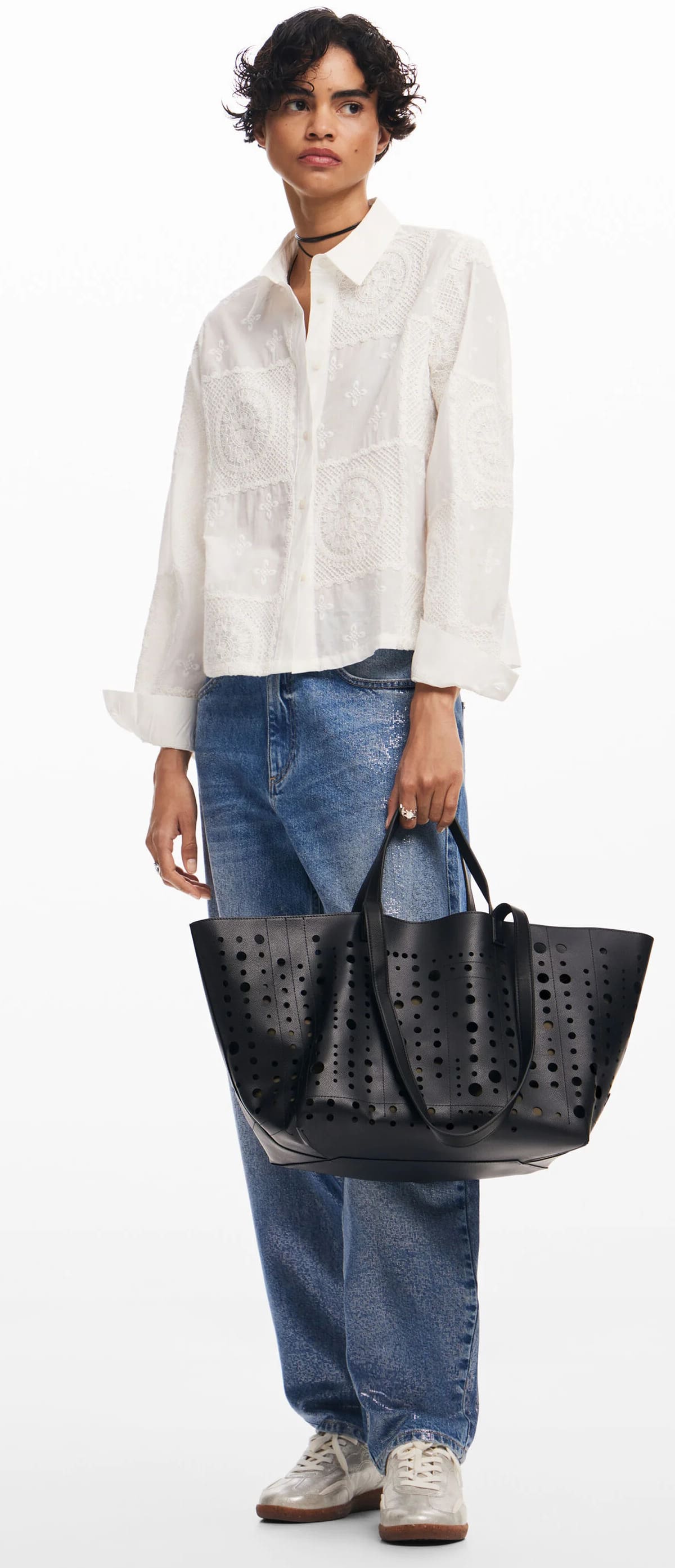 El bolso shopper con círculos en color negro de Desigual