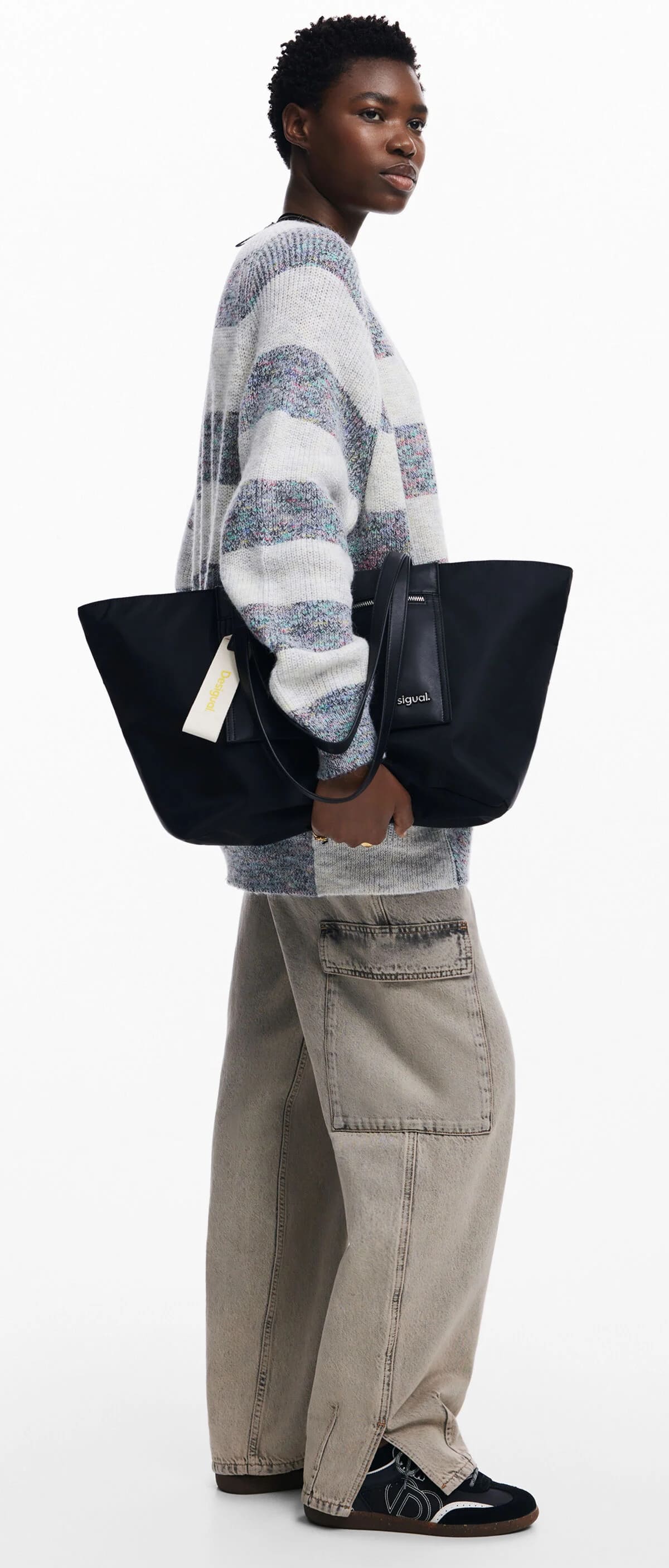 El bolso shopper con bolsillo negro de Desigual