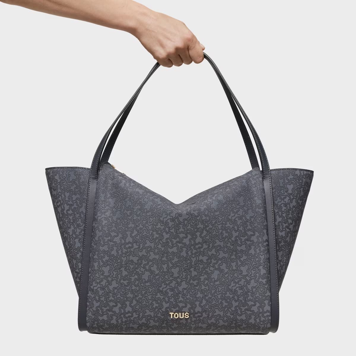 El nuevo bolso capazo grande gris oscuro Kaos Mini Lines de Tous