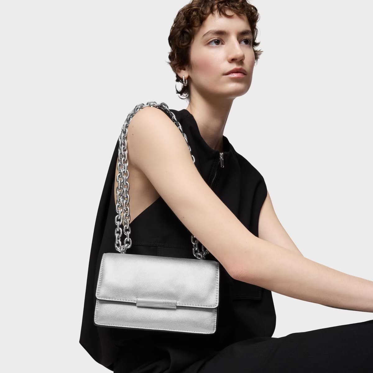 El nuevo bolso bandolera pequeño en color plata Audree Leather de Tous