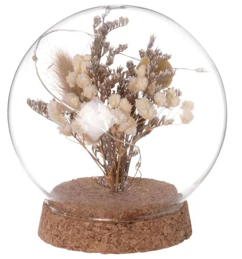 La lámpara bola luminosa de cristal con flores secas y soporte de corcho de Maisons du Monde