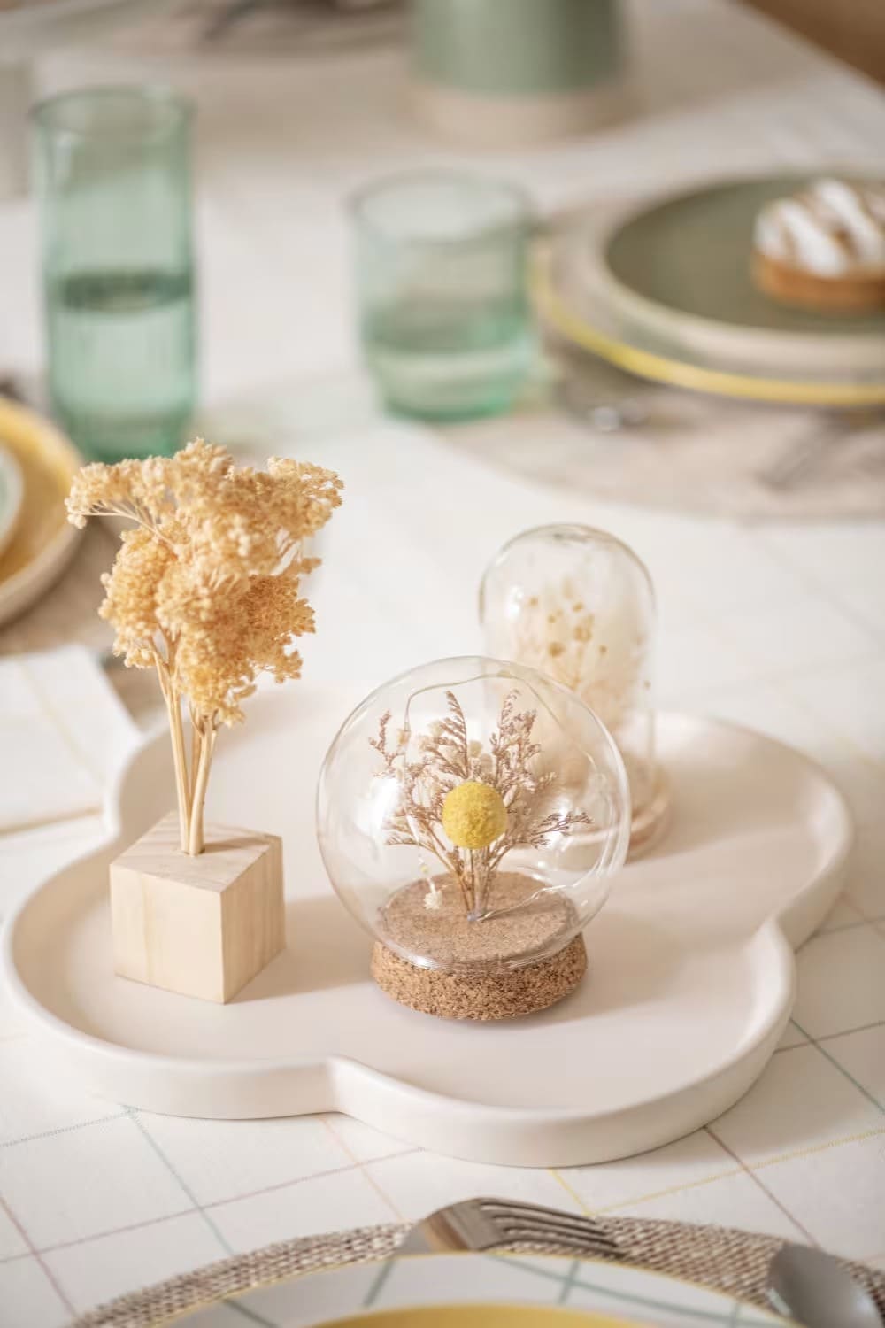 La lámpara bola luminosa de cristal con flores secas y soporte de corcho de Maisons du Monde