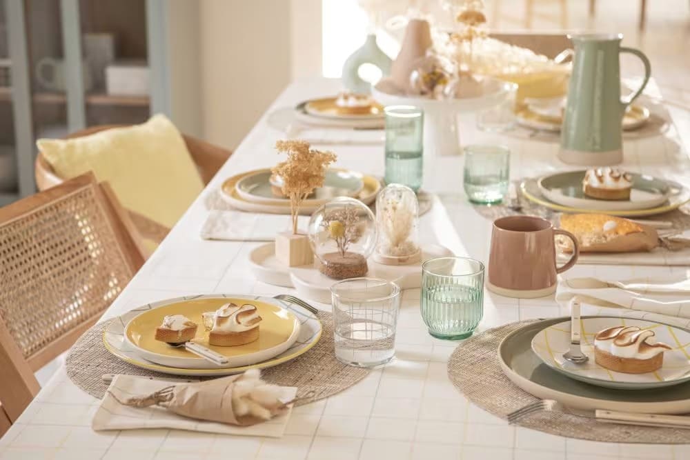 La lámpara bola luminosa de cristal con flores secas y soporte de corcho de Maisons du Monde