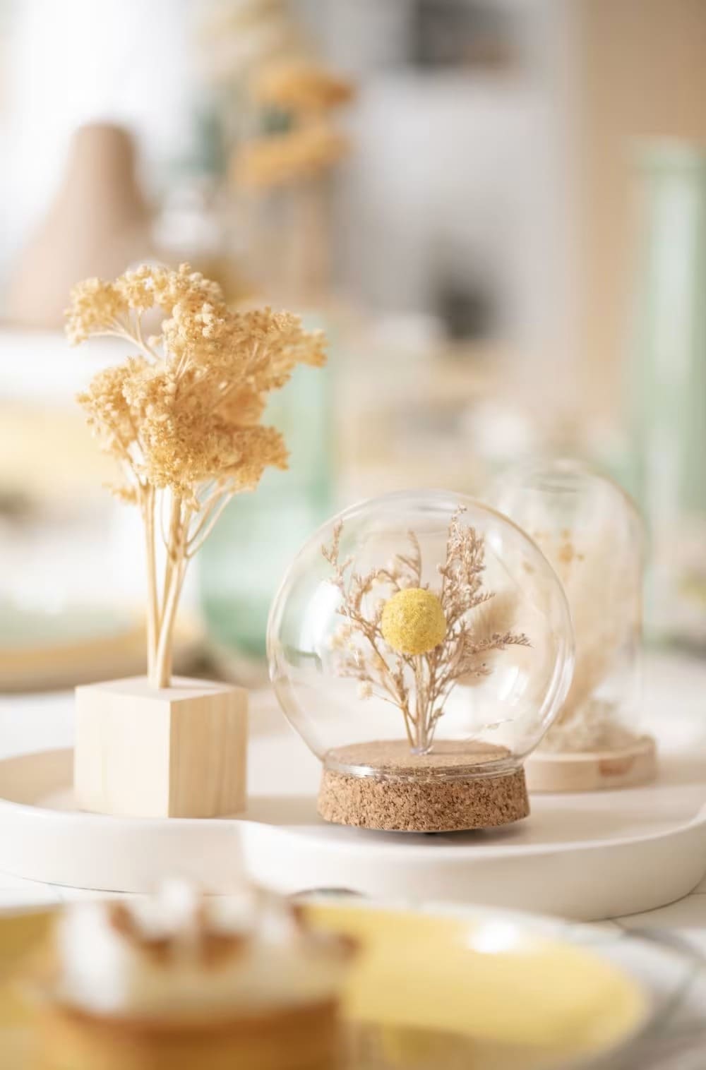 La lámpara bola luminosa de cristal con flores secas y soporte de corcho de Maisons du Monde