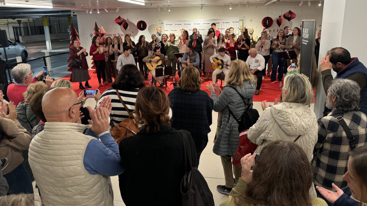 El coro de la Hermandad de las Viñas cantando villancicos en El Corte Inglés de Jerez | Noelia Herrera