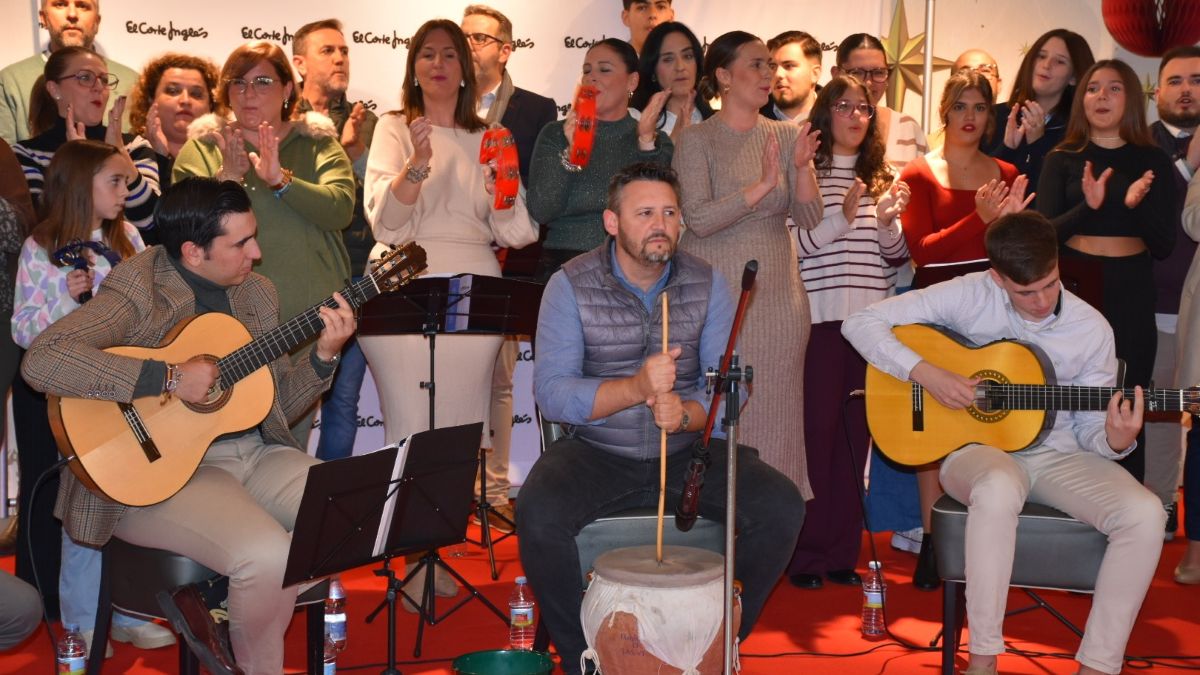 El coro de la Hermandad de las Viñas cantando villancicos en El Corte Inglés de Jerez | Noelia Herrera