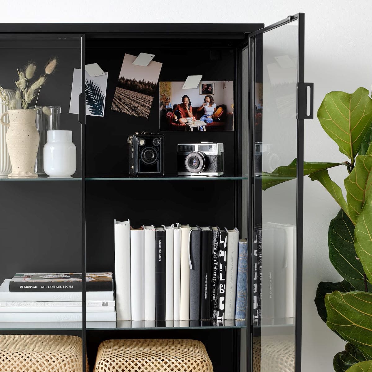 Mueble vitrina de la serie RUDSTA de Ikea