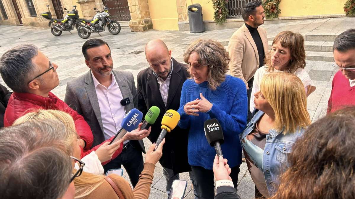 Miembros de La Confluencia y el PSOE en la atención a los medios