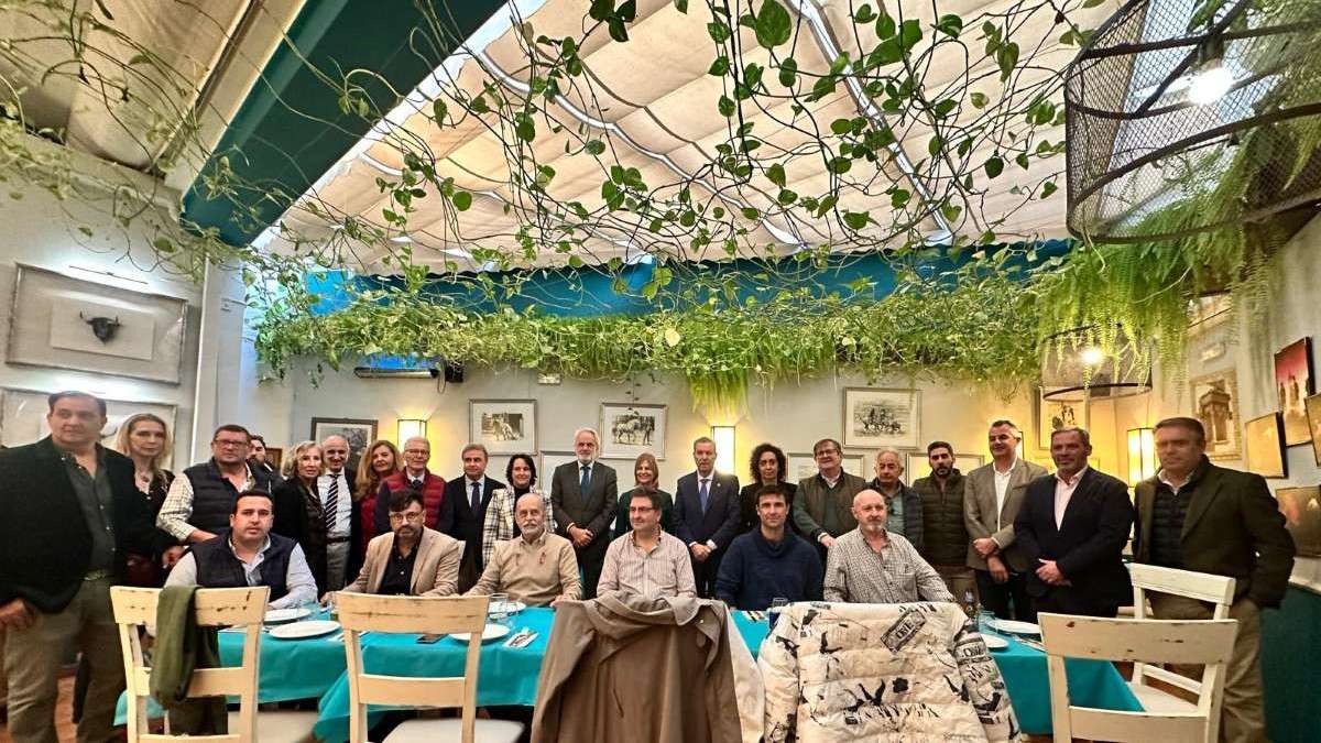 Presentes en el acto homenaje al hostelero fundador del Bar Juanito