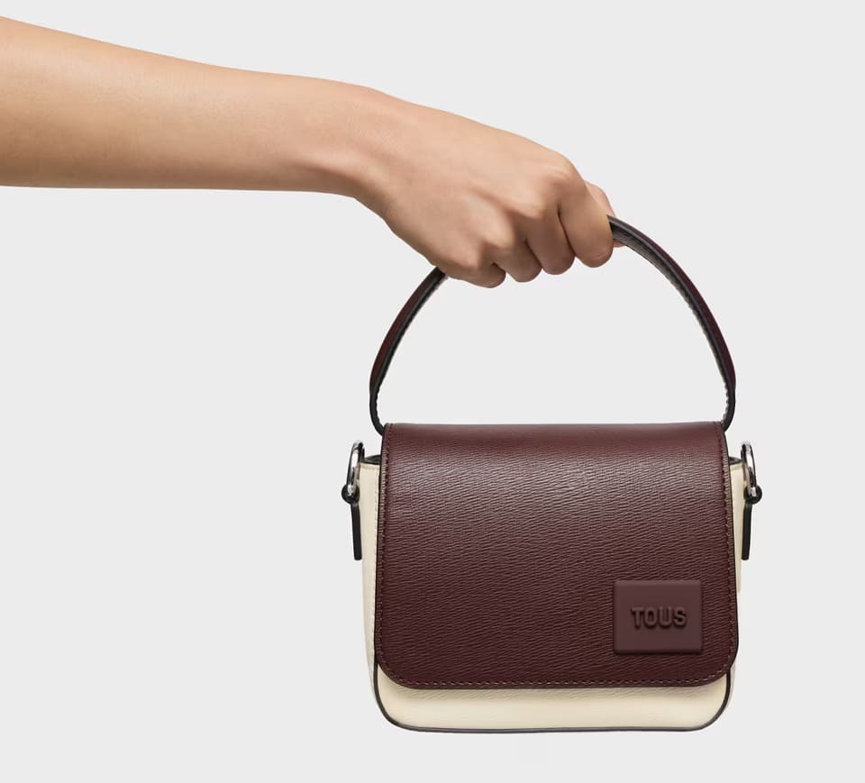 El bolso bandolera pequeña en color beige Tous Amanda