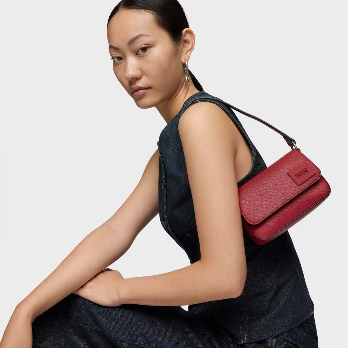 El mini bolso de hombro en color rojo Tous Amanda