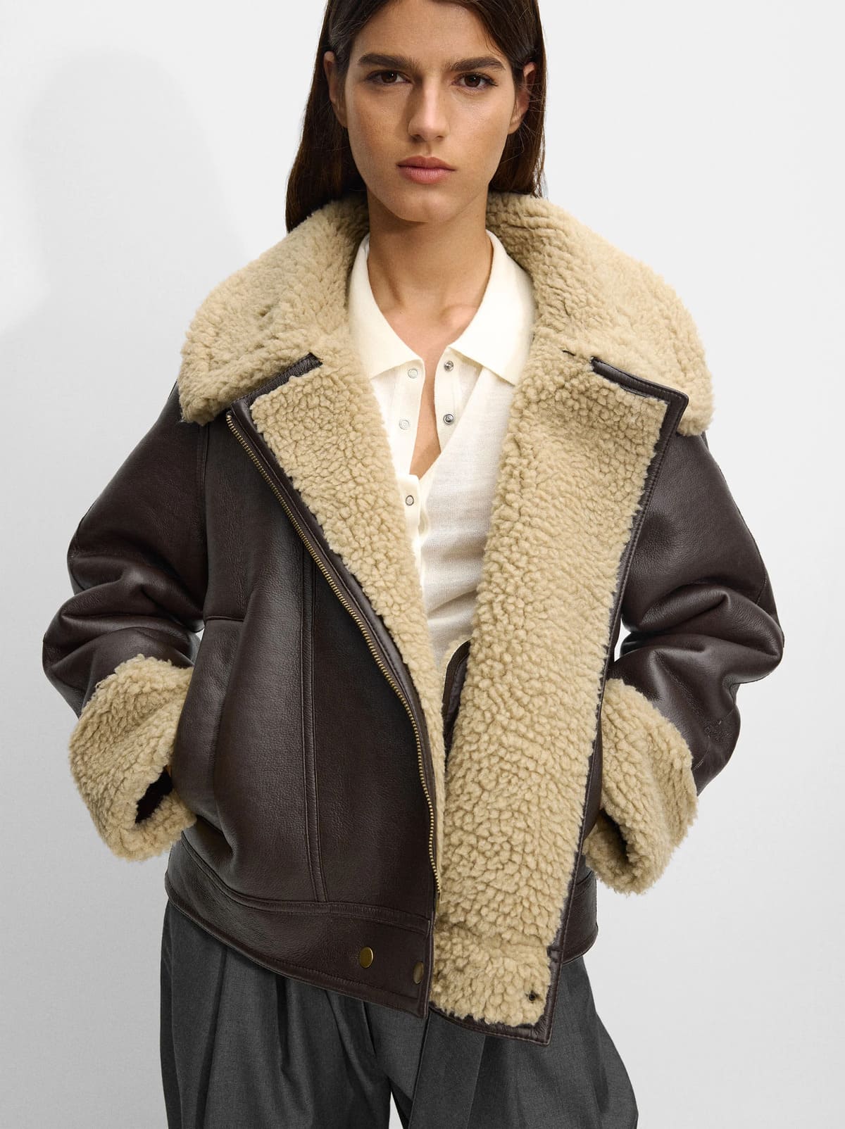 El abrigo efecto piel en color marrón de Parfois