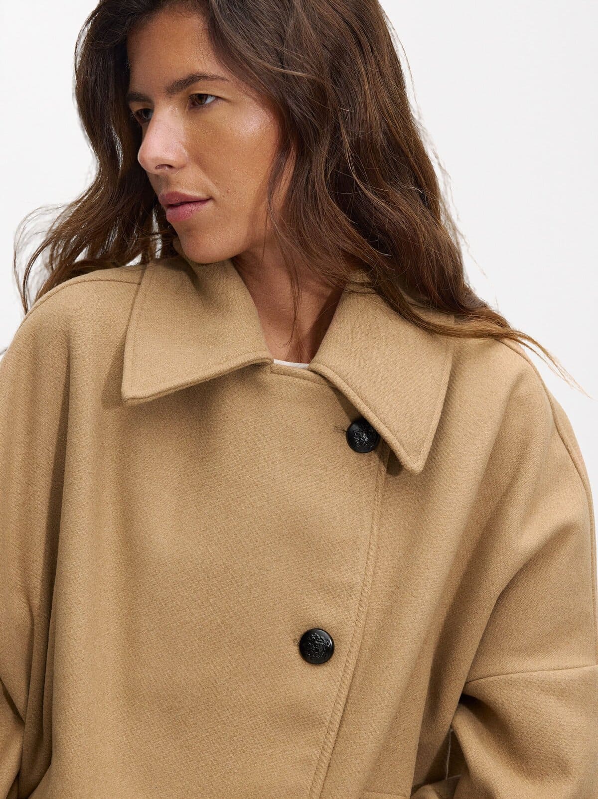 El nuevo abrigo con lana y botones en color camel de Parfois