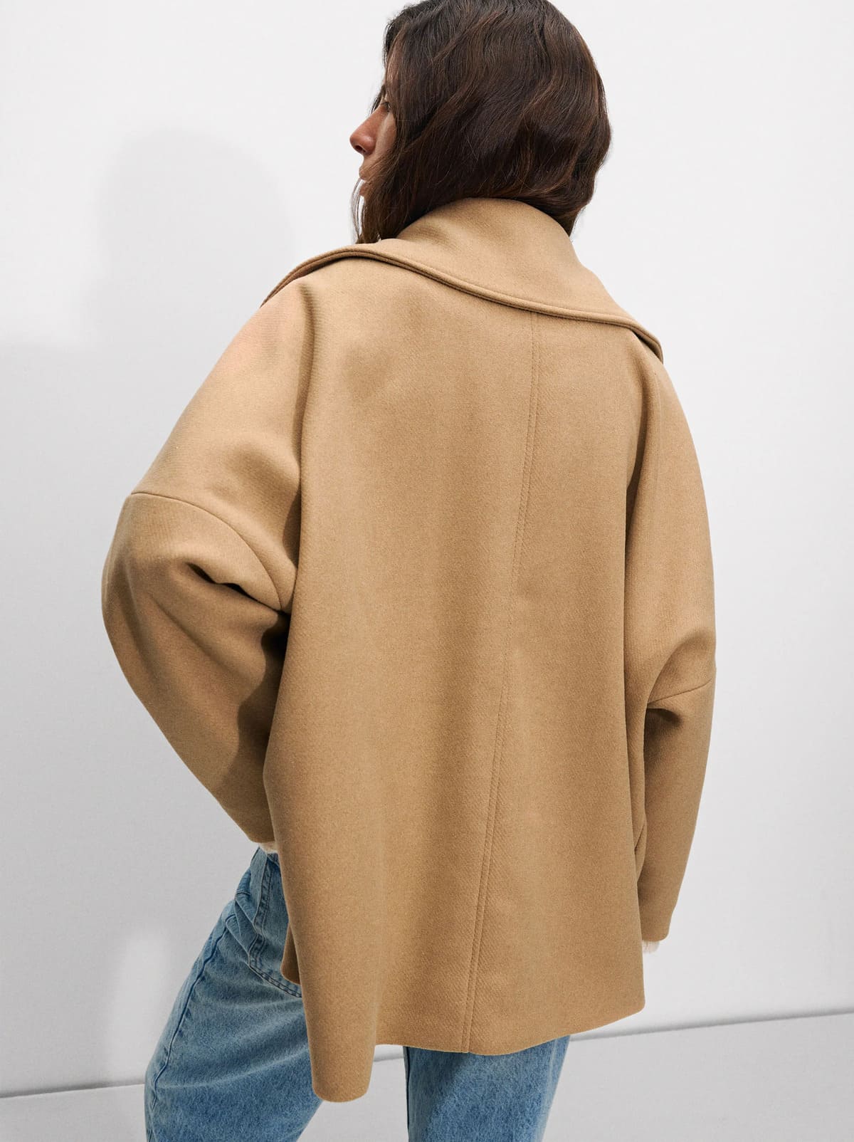 El nuevo abrigo con lana y botones en color camel de Parfois