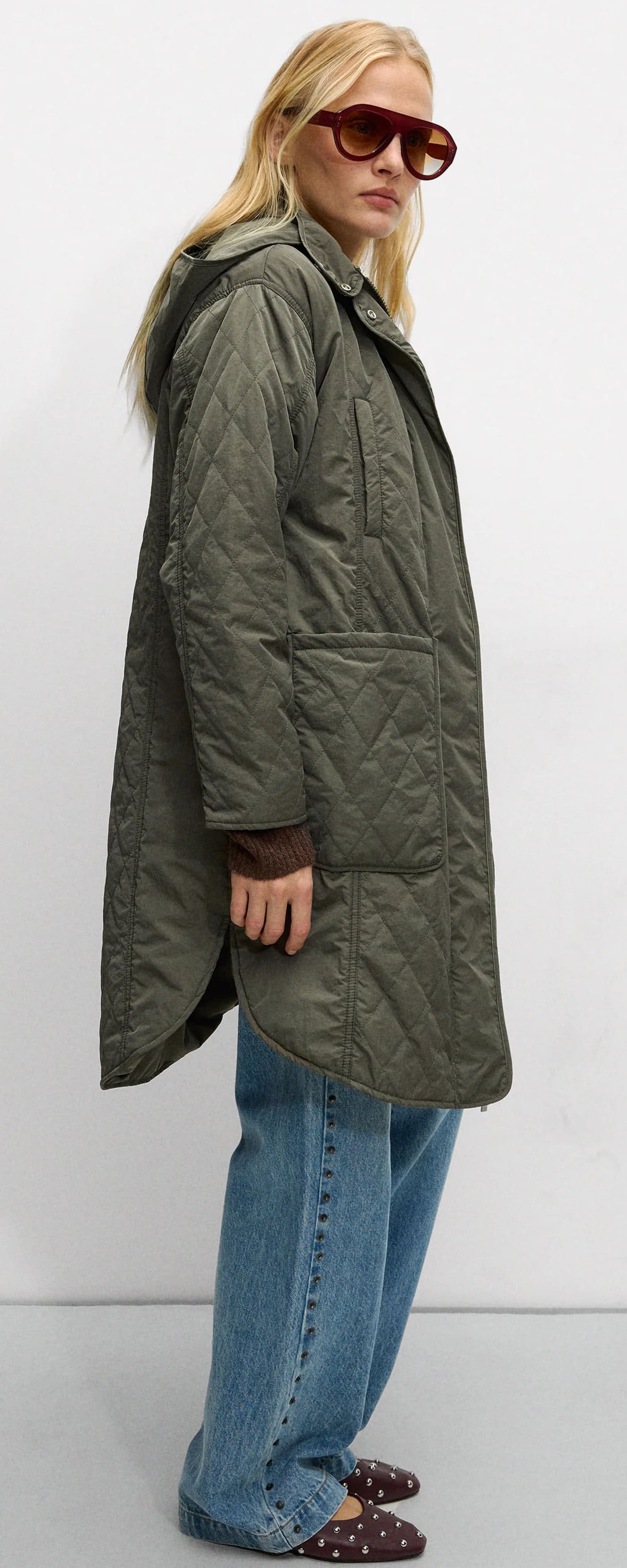 El abrigo largo con capucha en color verde caqui de Parfois