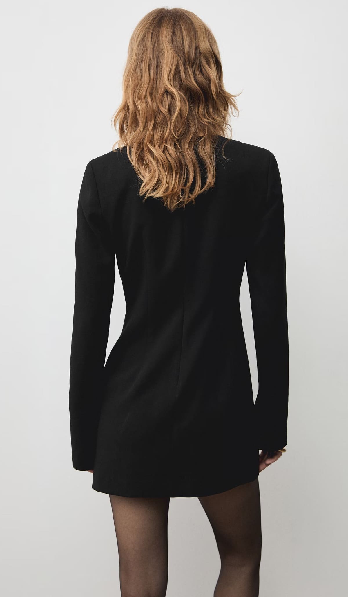 El vestido con escote con detalle metálico en color negro de Mango