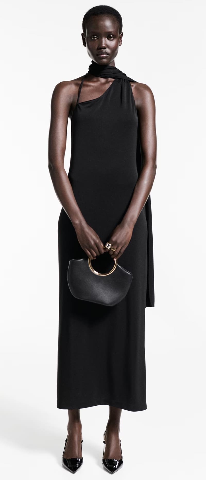 El vestido asimétrico con cuello de lazada en color negro de Mango