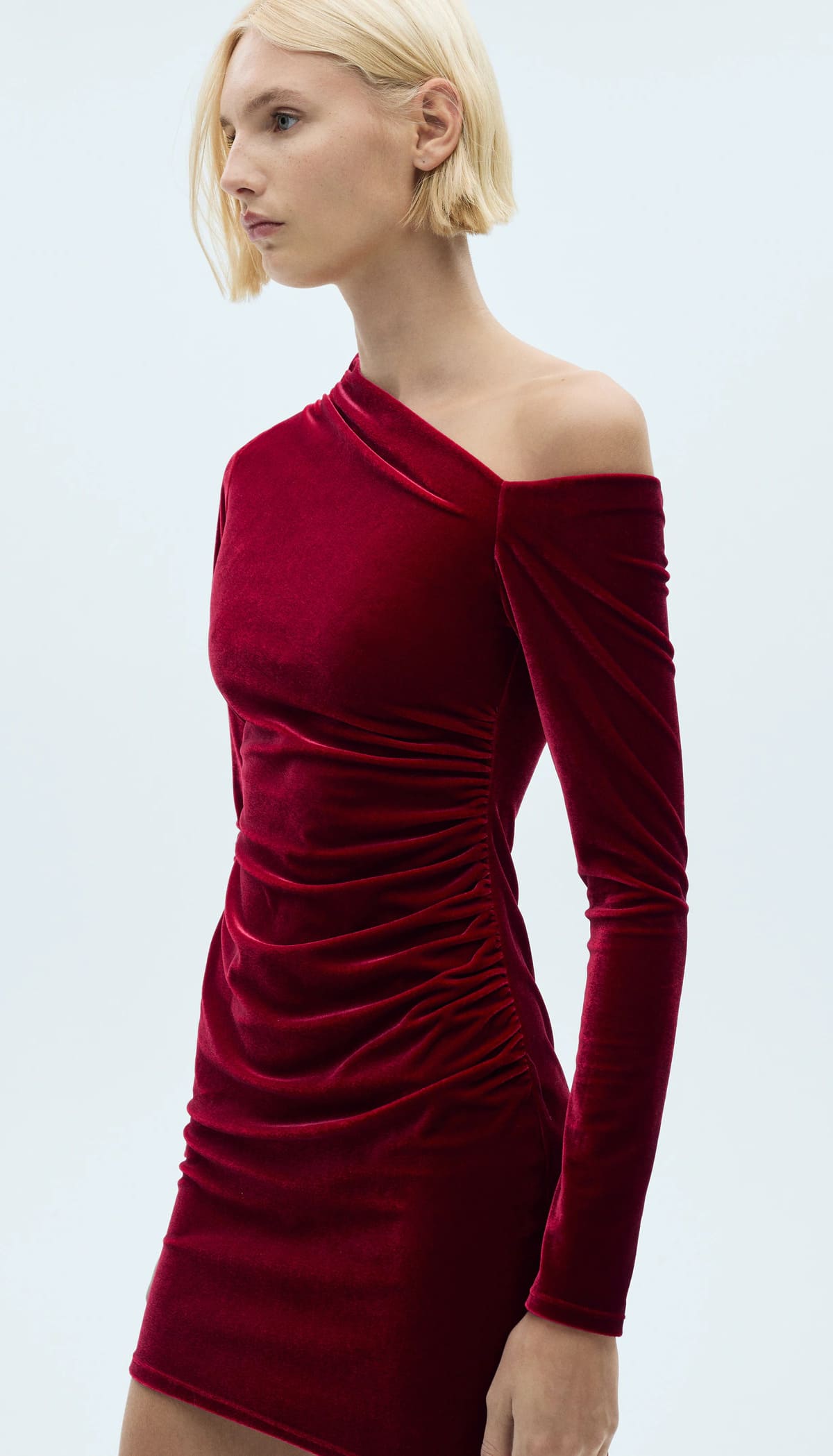 El vestido asimétrico de terciopelo en color rojo de Mango