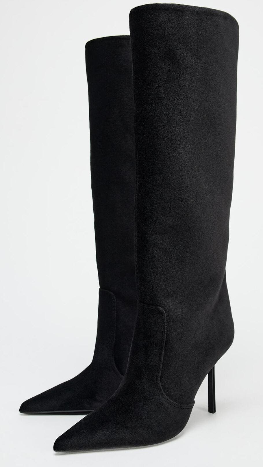 Las botas con efecto terciopelo en color negro de Zara